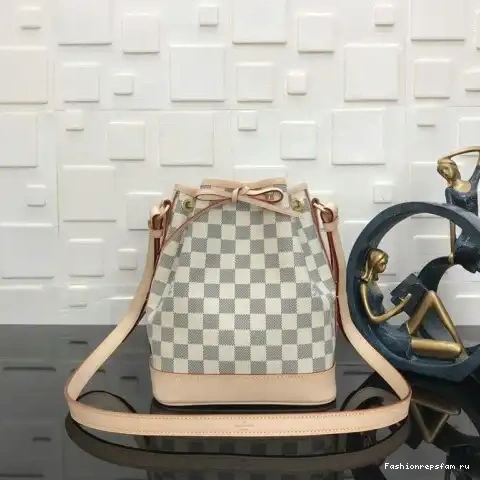 19T1L0229 LV Bags 0528